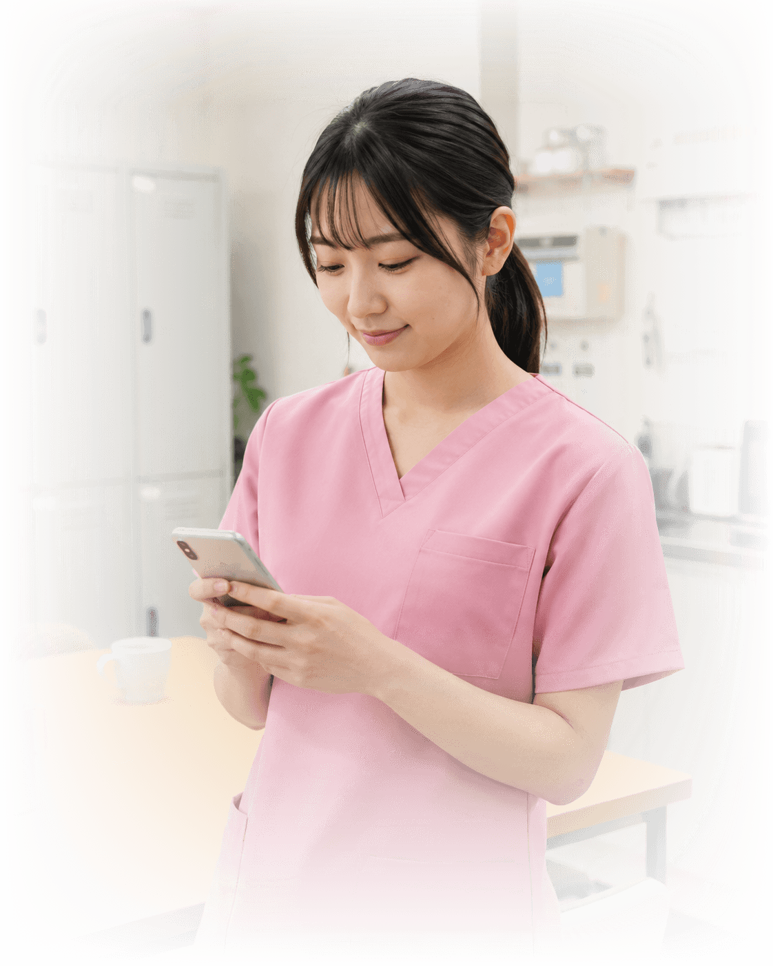 休憩室でスマホを見る看護師